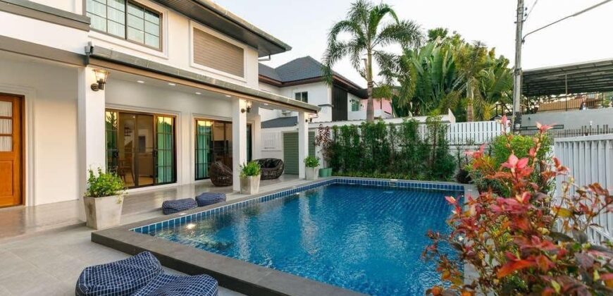 ขายบ้าน Pool Villa 3 ห้องนอน พร้อมเข้าอยู่ ที่ตั้ง หมู่บ้านโรยัลวิว หางดง ทางเข้าหมู่บ้านตรงข้ามกาดฝรั่ง ต.บ้านแหวน อ.หางดง จ.เชียงใหม่